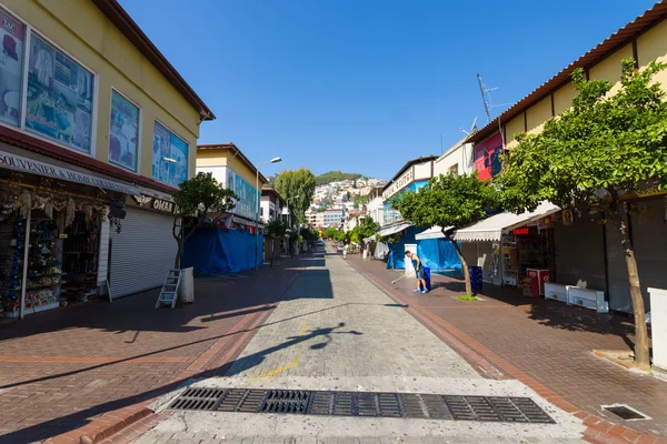 Uitzicht op de stad. Winkelstraat. Alanya - is een populaire toeristische bestemming aan de Middellandse Zee. — Stockfoto