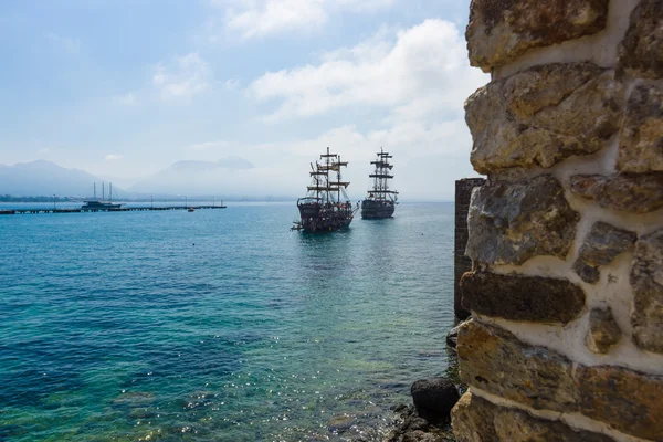 Mediterranean Sea. Traditional entertainment resort of Alanya. Sailing aka pirate ships around the fortress of Alanya. — Stock Photo, Image