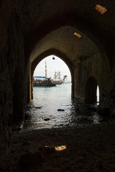 Traditional entertainment resort of Alanya. Sailing aka pirate ships around the fortress of Alanya. View from the medieval shipyard (Tersane) of the Alanya Castle. — Stock Photo, Image