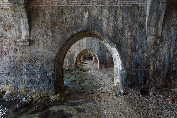 Het interieur van de scheepswerf (Tersane) in de ruïnes van een middeleeuwse vesting (Alanya kasteel). Alanya. Turkije. — Stockfoto