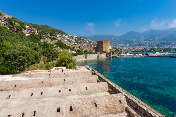 Rode Toren (Kizil Kule) en de ruïnes van de vesting muur in de buurt van de kust. De Middellandse-Zeekust. Alanya. Turkije — Stockfoto