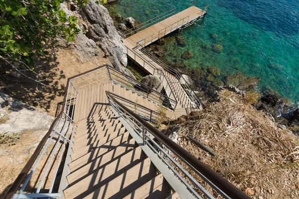 Merdivenlerde denize dik. — Stok fotoğraf
