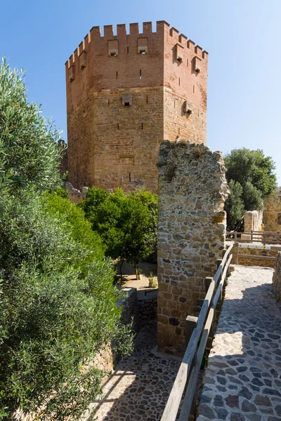 Red Tower (Kizil Kule) and the ruins of the fortress wall. The Mediterranean coast. Alanya. Turkey — Stock Photo, Image