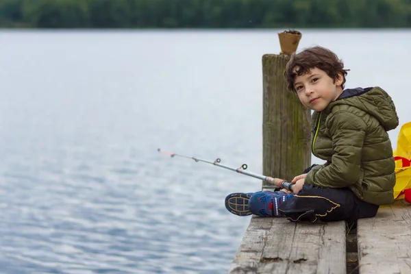 Niño pescando . — Foto de Stock