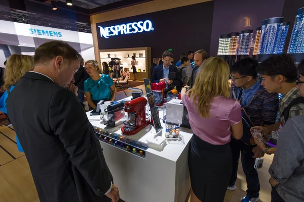 Os visitantes provam o café da Nespresso — Fotografia de Stock