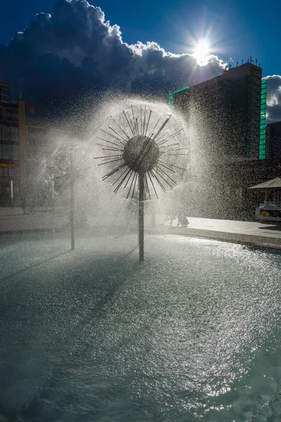 美丽的喷泉形式的一个球。德累斯顿是萨克森州的首都. — 图库照片
