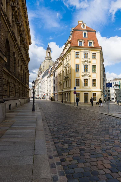 Ulicami starego miasta. W tle Frauenkirche — Zdjęcie stockowe