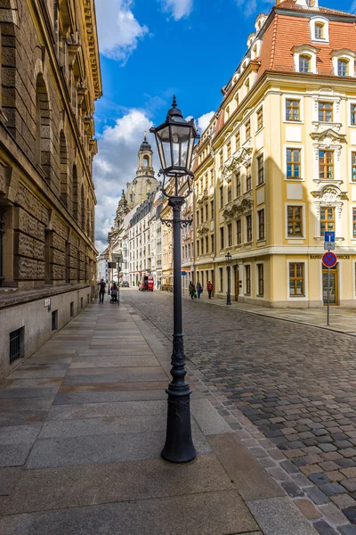 Las calles del casco antiguo. En el fondo Frauenkirche — Foto de Stock