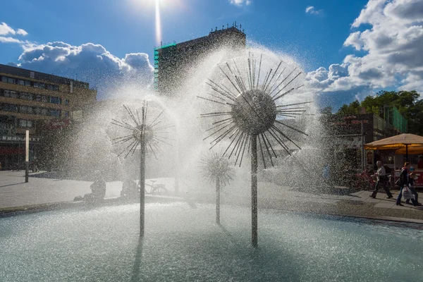 Ein schöner Brunnen in Form einer Kugel auf dem Platz in der Altstadt — Stockfoto