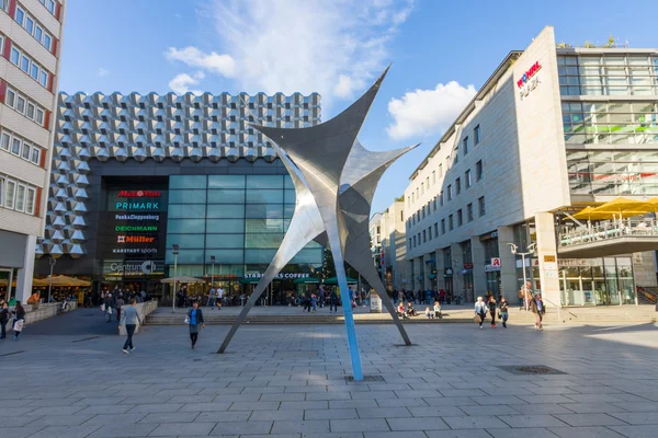 Composizione scultorea in stile Liberty vicino a "Centrum Galerie" nel centro storico — Foto Stock