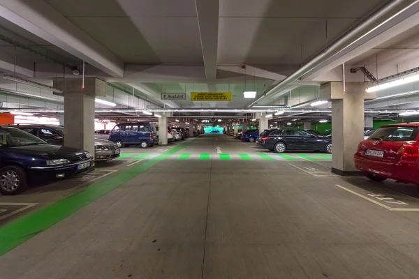 다단계 주차장에서 쇼핑 센터 "센터 갤러리"에 — 스톡 사진