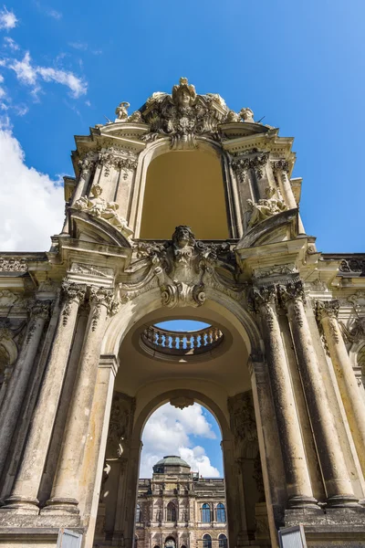 Architektonische und dekorative Elemente des Palastes zwinger (dresdner zwinger) im Rokokostil wurden vom 17. bis 19. Jahrhundert erbaut. — Stockfoto