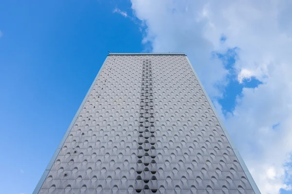 Um fragmento de um edifício de vários andares contra o céu azul . — Fotografia de Stock