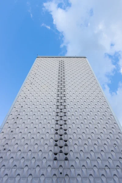 Um fragmento de um edifício de vários andares contra o céu azul . — Fotografia de Stock