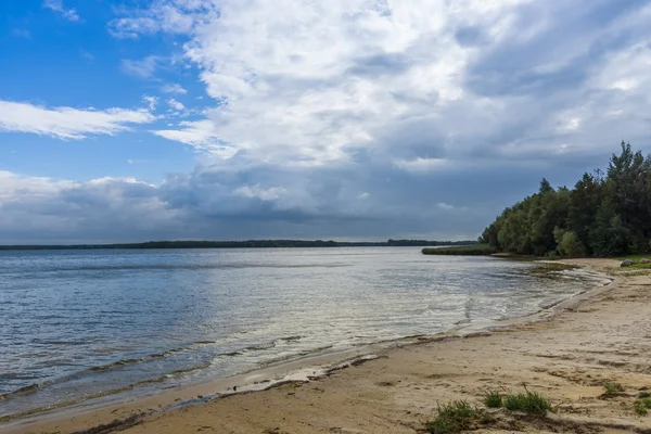 Overskyet dag ved søen . - Stock-foto