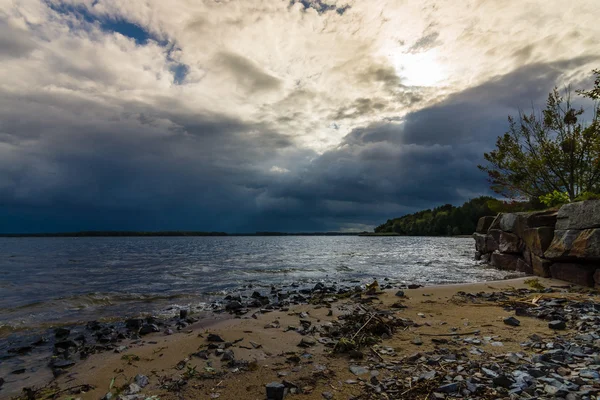 Dia nublado no lago . — Fotografia de Stock