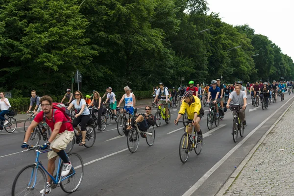 Sob o slogan "Mais espaço para bicicletas" e "Bike Berlin - agora!" , realizou uma maratona de ciclismo . — Fotografia de Stock