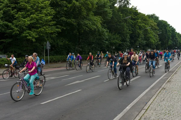 Bajo el lema "Más espacio para bicicletas" y "Bike Berlin - now!" , celebró una maratón de ciclismo . —  Fotos de Stock