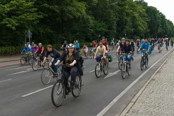 Under the slogan "More space for bicycles" and "Bike Berlin - now!" , held a cycling marathon. — Stock Photo, Image