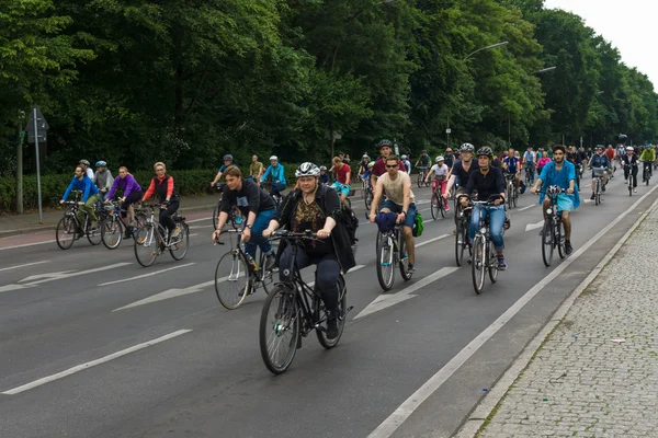 Under the slogan "More space for bicycles" and "Bike Berlin - now!" , held a cycling marathon. — Stock Photo, Image