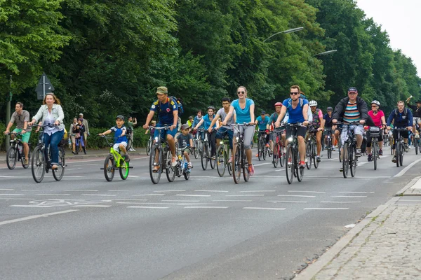 Under the slogan "More space for bicycles" and "Bike Berlin - now!" , held a cycling marathon. — Stock Photo, Image