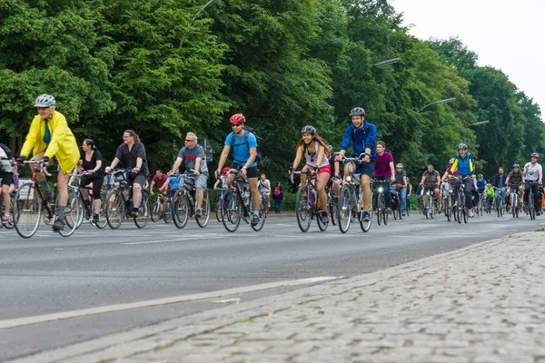 Bajo el lema "Más espacio para bicicletas" y "Bike Berlin - now!" , celebró una maratón de ciclismo . —  Fotos de Stock