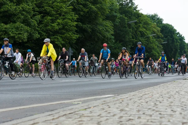 Sob o slogan "Mais espaço para bicicletas" e "Bike Berlin - agora!" , realizou uma maratona de ciclismo . — Fotografia de Stock