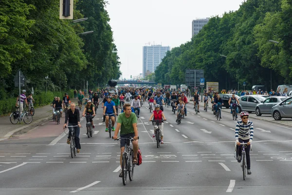 Bajo el lema "Más espacio para bicicletas" y "Bike Berlin - now!" , celebró una maratón de ciclismo . —  Fotos de Stock