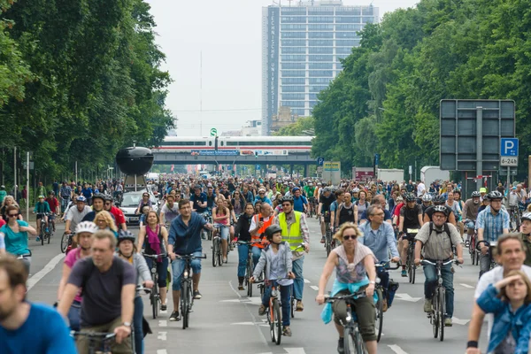 Bajo el lema "Más espacio para bicicletas" y "Bike Berlin - now!" , celebró una maratón de ciclismo . — Foto de Stock