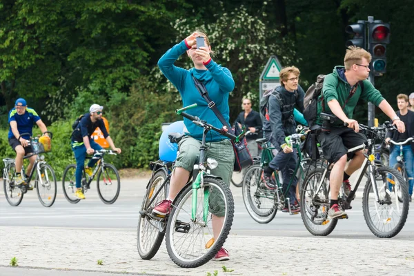 Bajo el lema "Más espacio para bicicletas" y "Bike Berlin - now!" , celebró una maratón de ciclismo . — Foto de Stock