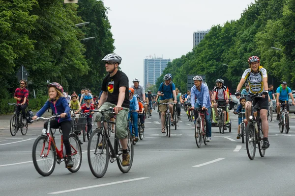 Sob o slogan "Mais espaço para bicicletas" e "Bike Berlin - agora!" , realizou uma maratona de ciclismo . — Fotografia de Stock