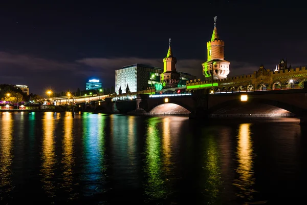 Puente Oberbaumbruecke en la iluminación nocturna. El anual "Festival de las luces 2015 " — Foto de Stock