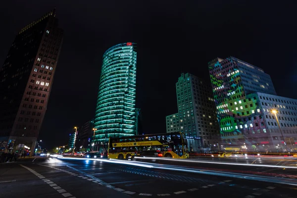 Rascacielos en Potsdamer Platz a la iluminación nocturna, el anual "Festival de la Luz 2015 " — Foto de Stock