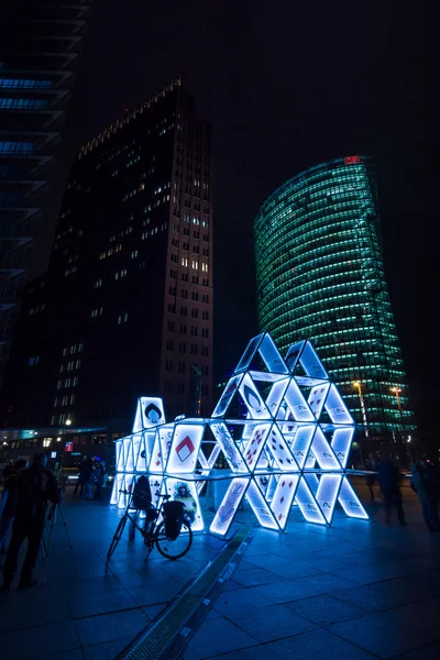 Kunst installatie "huis van kaarten" op Potsdamer Platz. Het jaarlijkse "Festival of Lights" — Stockfoto