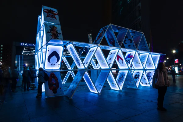 Instalação de arte "House of Cards" em Potsdamer Platz. O anual "Festival de luzes " — Fotografia de Stock