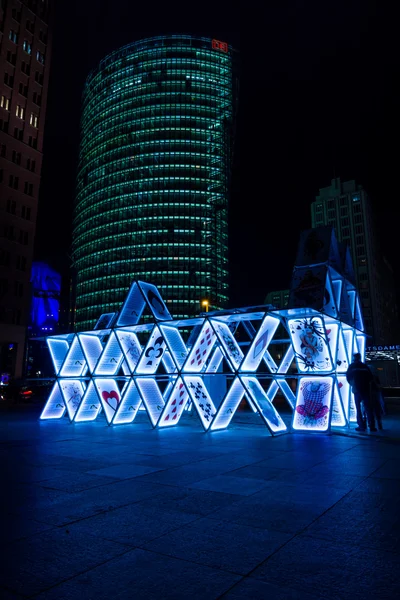 Art installation "House of Cards" on Potsdamer Platz. The annual "Festival of lights" — Stock Photo, Image