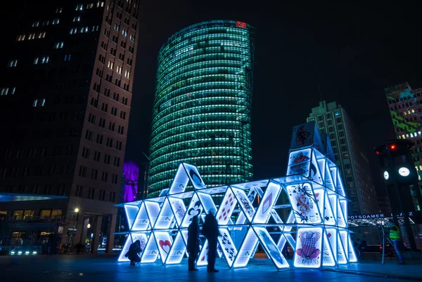 Konst installation "House of Cards" på Potsdamer Platz. Den årliga "Festival of Lights" — Stockfoto