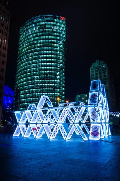 Instalación artística "Casa de naipes" en Potsdamer Platz. El anual "Festival de las luces " — Foto de Stock