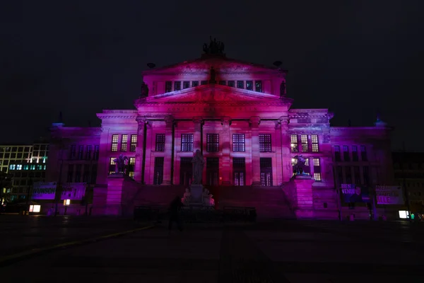 Konzerthaus Berlin y la plaza Gendarmenmarkt en la iluminación nocturna. El Festival anual de las Luces 2015 — Foto de Stock