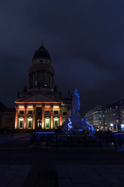 Catedral francesa e estátua de Friedrich von Schiller em Gendarmenmarkt. O Festival Anual de Luzes 2015 — Fotografia de Stock