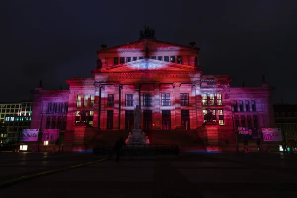 Konzerthaus Berlim e Praça Gendarmenmarkt na iluminação noturna. O Festival Anual de Luzes 2015 — Fotografia de Stock