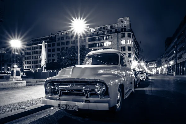 Full-size pickup truck Ford F100 Panel Van, 1953 (second generation) on the night street — Stock Photo, Image