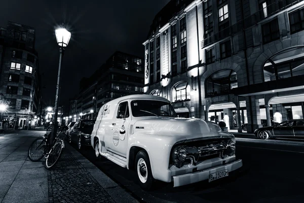Full-size pickup truck Ford F100 Panel Van, 1953 (second generation) on the night street. — Stock Photo, Image