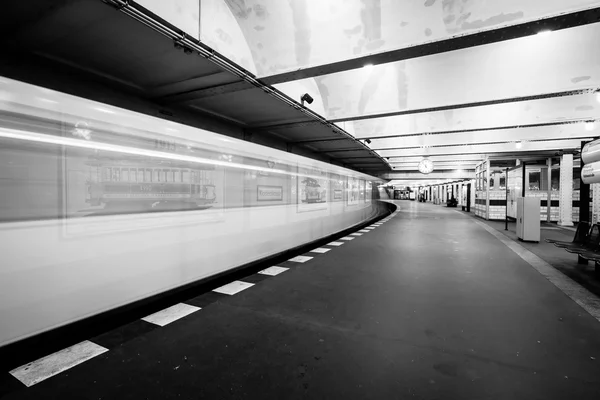 Stacja metra. Przyjazd pociągu. Rozmycie ruchu. Czarno-białe. — Zdjęcie stockowe