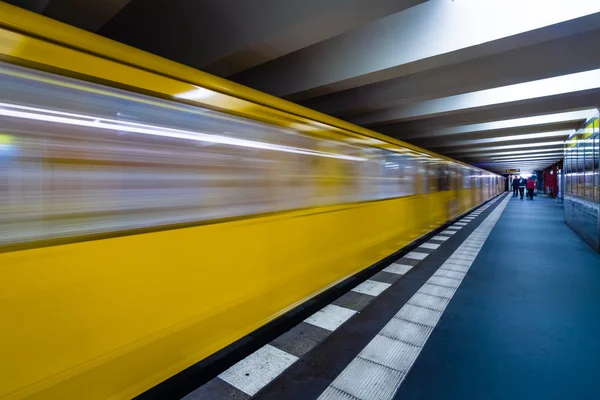 U-Bahn-Station. die Ankunft des Zuges. Bewegungsunschärfe. — Stockfoto