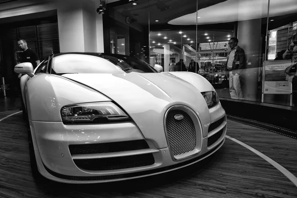 The Bugatti Veyron EB 16.4 is a mid-engined grand touring car. — Stockfoto
