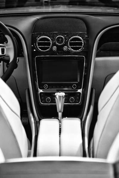 The interior of a full-size luxury car Bentley New Continental GT V8 convertible — Stockfoto