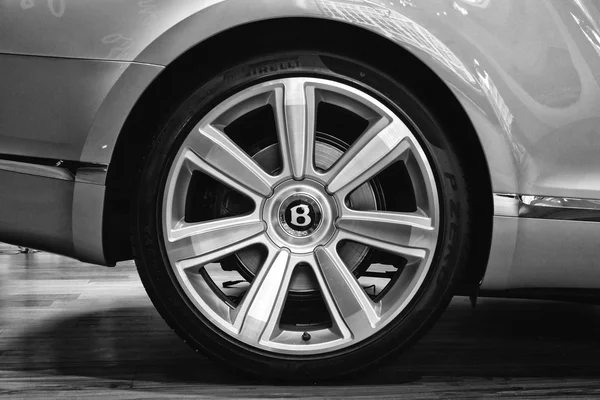 Wheels and braking system components of a full-size luxury car Bentley New Continental GT V8 convertible — Stock fotografie