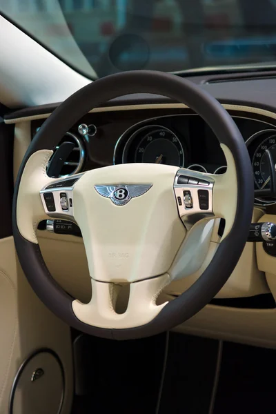 El interior de un coche de lujo de tamaño completo Bentley Nuevo Continental GT V8 convertible —  Fotos de Stock