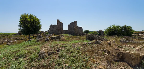 Ruínas antigas de Perge. As ruínas de uma antiga basílica romana.Turquia . — Fotografia de Stock